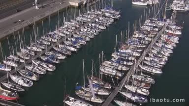 码头有一个用来筑船的码头，在一个港口侧排成一条蜿蜒的小路